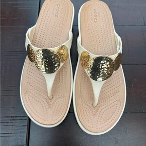 CROCS Sanrah Embellished wedge flip sandals Cream with Gold Accents size 9